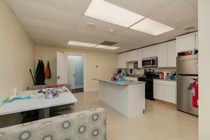 More Photos Of 500 W Daniels St, Ozark Office For Sale