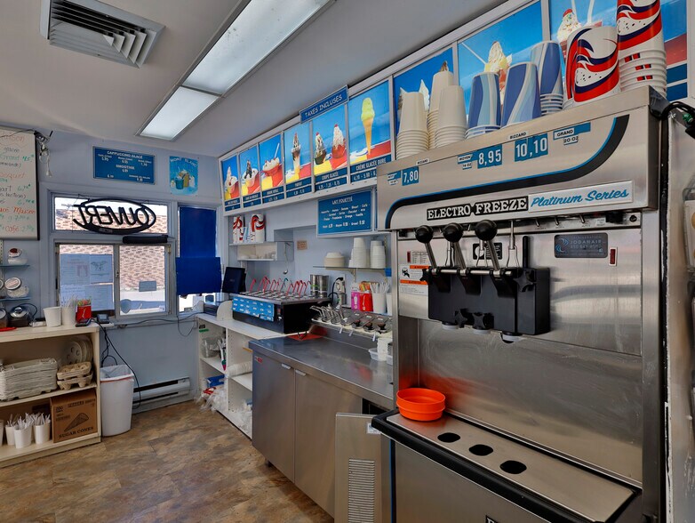 More Photos Of 3385 Boul Dagenais O, Laval General Retail For Sale