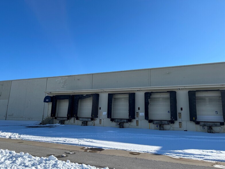 More Photos Of 501-591 J St, Perrysburg Distribution For Lease