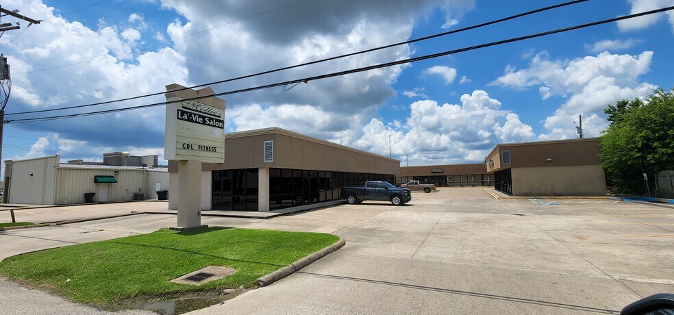 More Photos Of 3316 Highway 365, Nederland General Retail For Sale