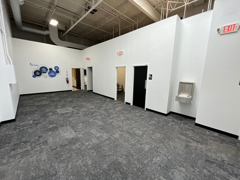 More Photos Of 909 E Orchard St, Mundelein Research And Development For Lease