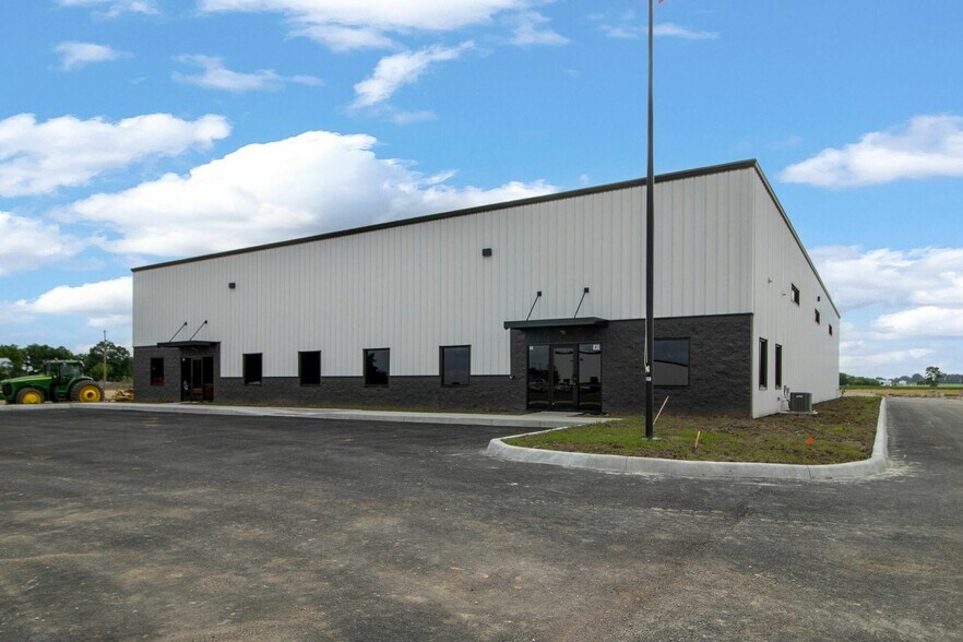 More Photos Of 830 Wesco Pky, Sheridan Warehouse For Lease