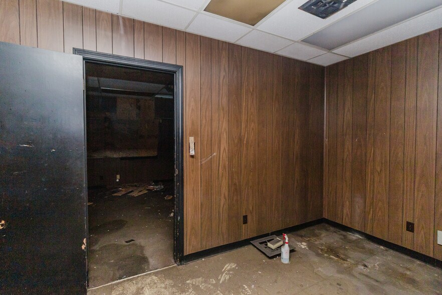 More Photos Of 470 N Seneca St, Wichita Warehouse For Sale