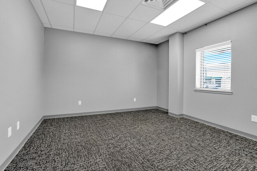 More Photos Of 2418 N Frazier, Conroe Warehouse For Lease