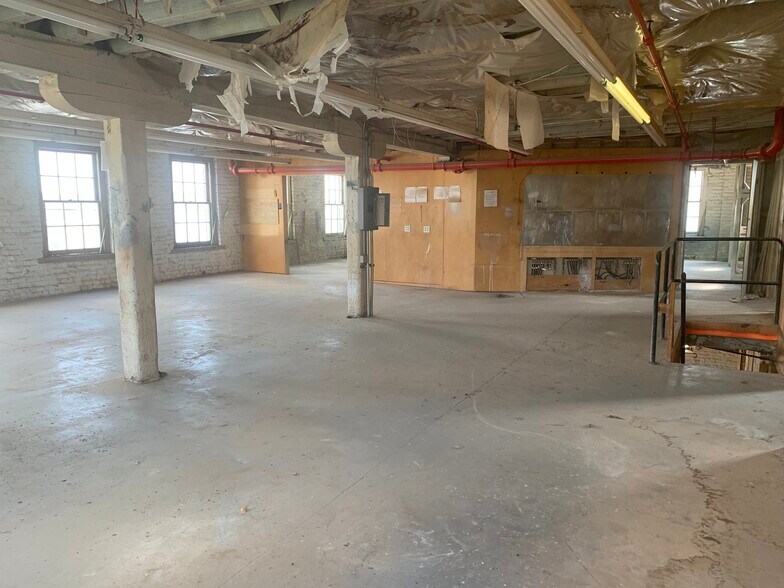More Photos Of 125 N Market St, Petersburg Warehouse For Sale