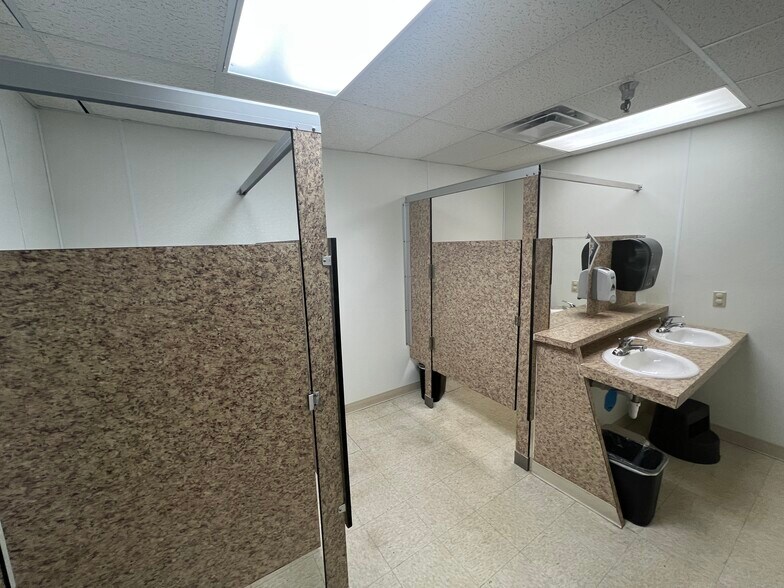 More Photos Of 1711 S Longfellow St, Wichita Office For Lease