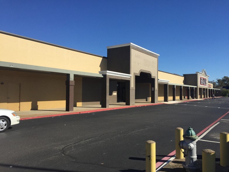 More Photos Of 1111 E Tyler St, Athens Unknown For Lease