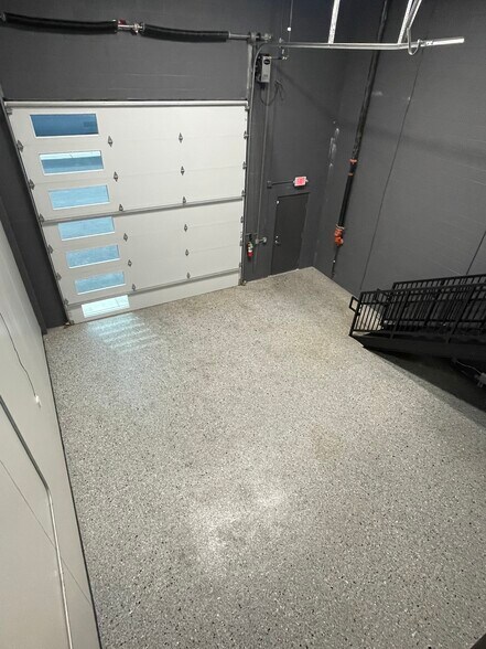 More Photos Of 2100 Double Creek Dr, Round Rock Showroom For Sale