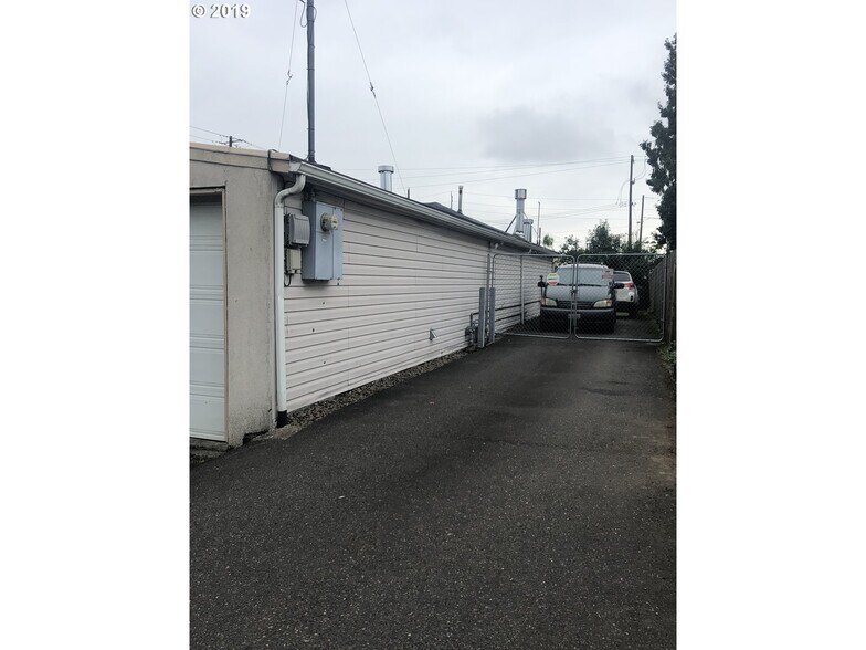 More Photos Of 4916 NE 100th Ave, Portland Flex For Sale