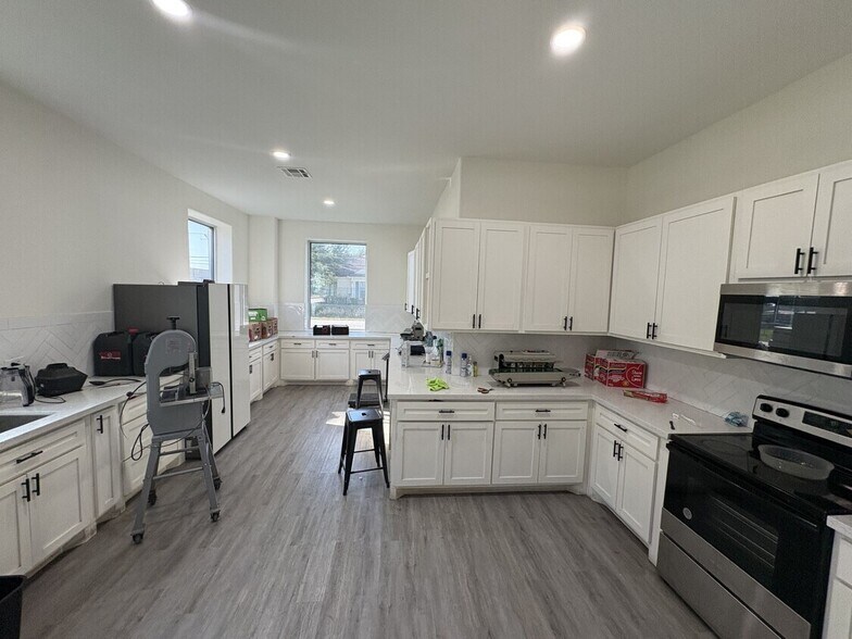 More Photos Of 19980 Franz Rd, Katy Warehouse For Lease