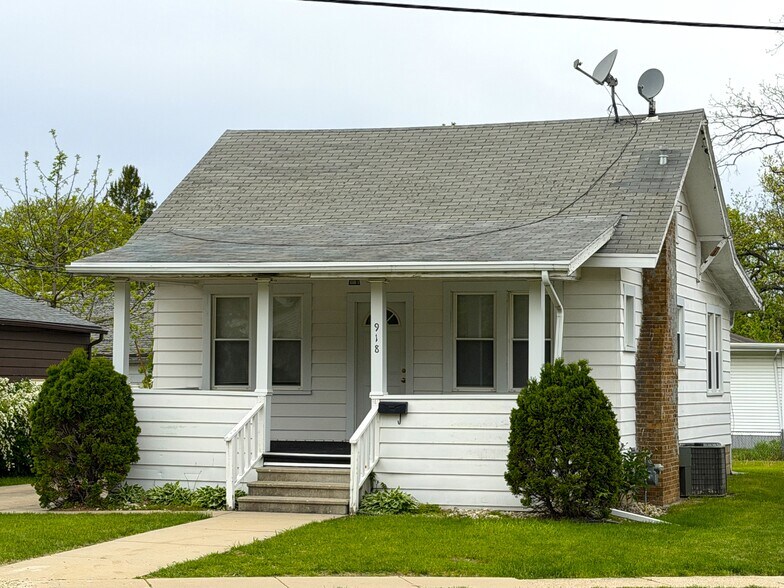 More Photos Of 918 Blackhawk Blvd, South Beloit Multifamily For Sale