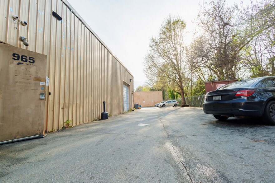 More Photos Of 901-965 Northwest Blvd, Winston-Salem Flex For Lease