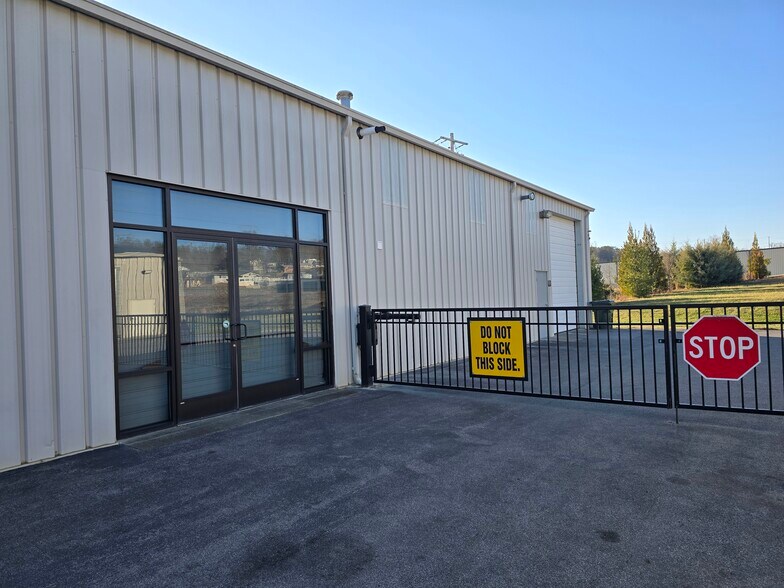 More Photos Of 115 Mary St, Johnson City Flex For Lease