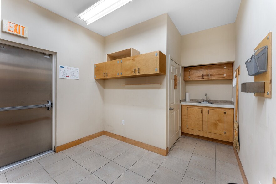 More Photos Of 4451 8th Ave S, Saint Petersburg Manufacturing For Lease