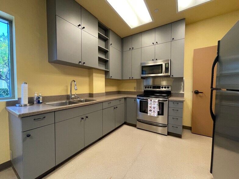More Photos Of 943 N Shoreline Blvd, Mountain View Light Manufacturing For Lease