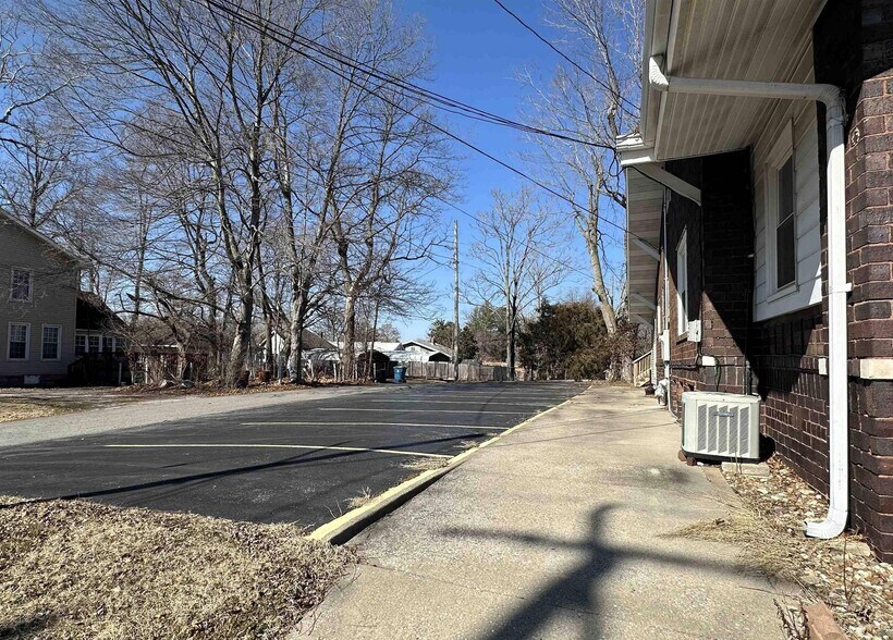 More Photos Of 1000 Hanson St, Murphysboro Office For Sale