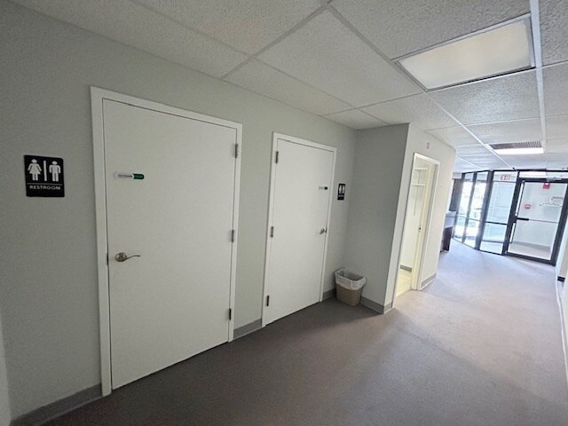 More Photos Of 7 Perimeter Rd, Manchester Light Manufacturing For Lease