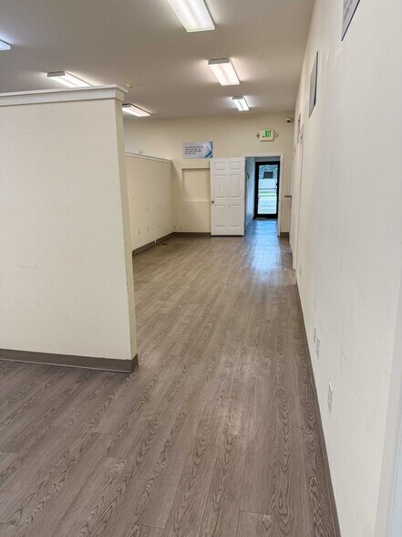 More Photos Of 2112 N Navarro St, Victoria Office For Lease