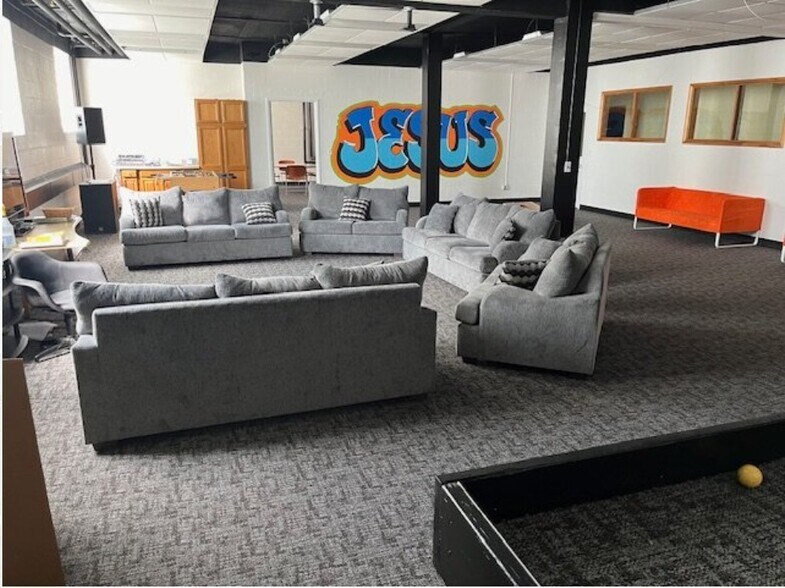 More Photos Of 5171 Commerce Rd, Orchard Lake Religious Facility For Lease