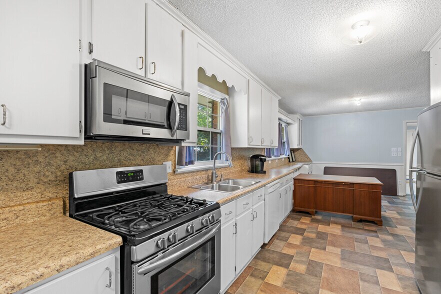 More Photos Of 104 Round Knob Rd, Lexington Office For Sale
