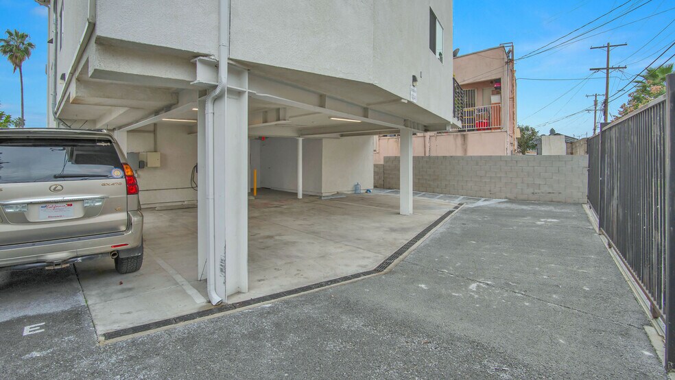 More Photos Of 5353 Oakland St, Los Angeles Apartments For Sale