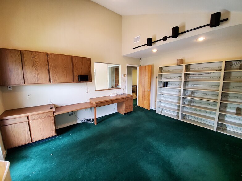 More Photos Of 920 Lawn Ave, Sellersville Medical For Sale