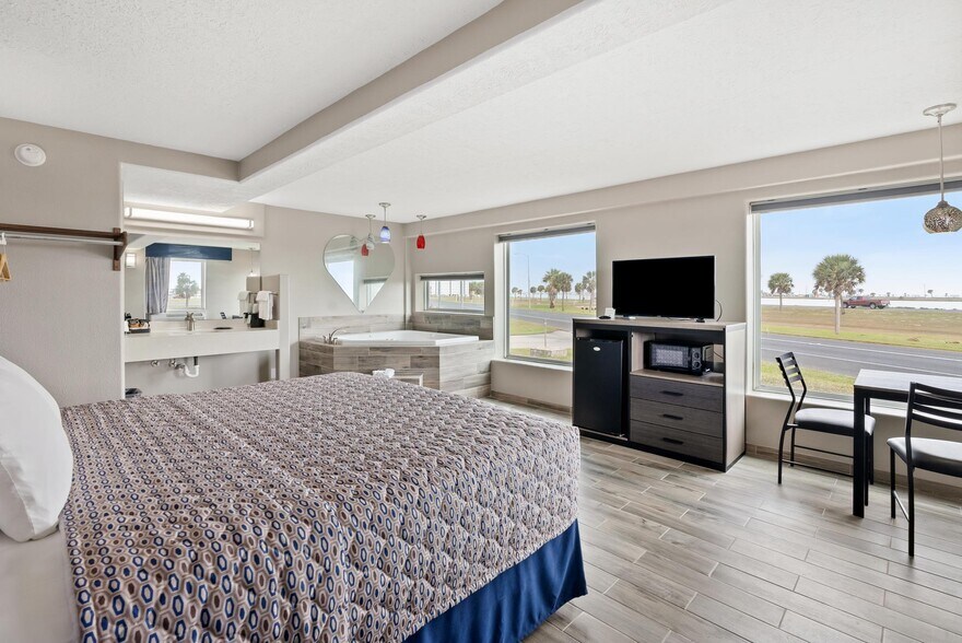 More Photos Of 1212 E Laurel St, Rockport Hotel For Sale