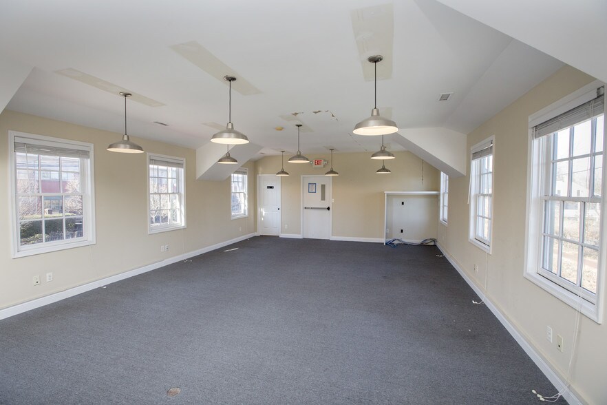 More Photos Of 30 W Bridge St, New Hope Freestanding For Lease