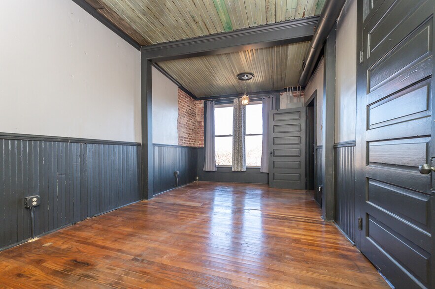 More Photos Of 108 E Public Sq, Laurens Storefront Retail Residential For Sale