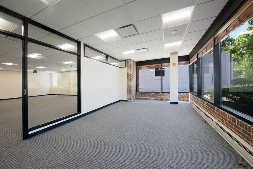 More Photos Of 191 E Deerpath Rd, Lake Forest Office For Sale