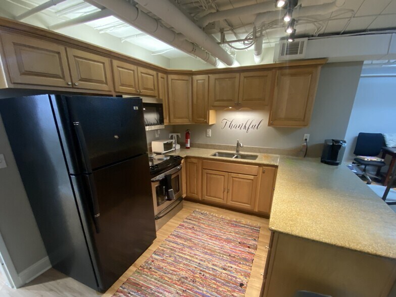 More Photos Of 95 S Main St, Memphis Storefront Retail Office For Lease