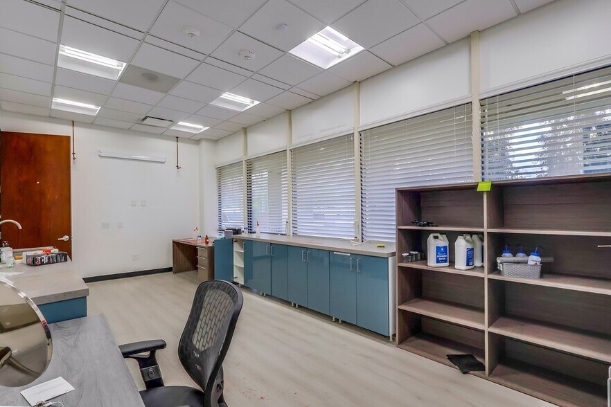 More Photos Of 5947-5951 Variel Ave, Woodland Hills Office For Sale