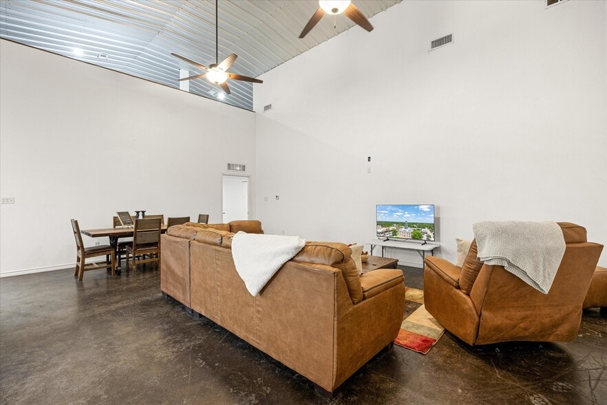 More Photos Of 1817 S Morgan St, Granbury Auto Dealership For Sale