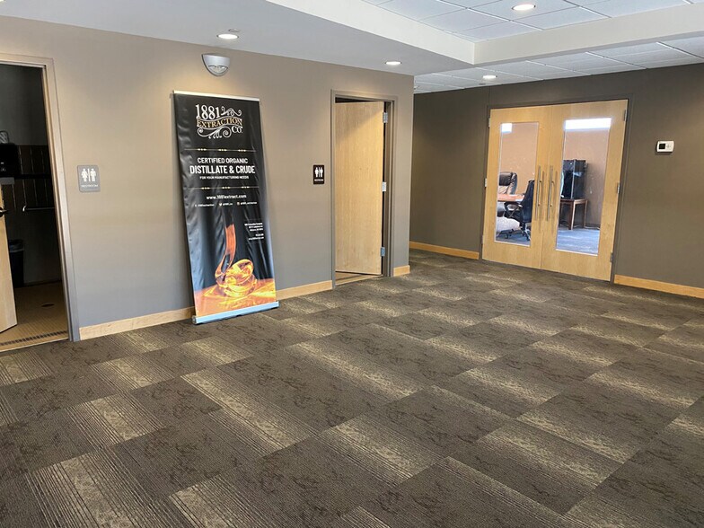 More Photos Of 801 W Caledonia Ave, Hillsboro Warehouse For Sale