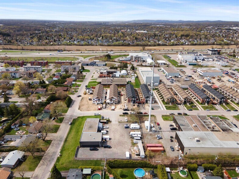 More Photos Of 509 Rue Papineau, Boisbriand Industrial For Sale