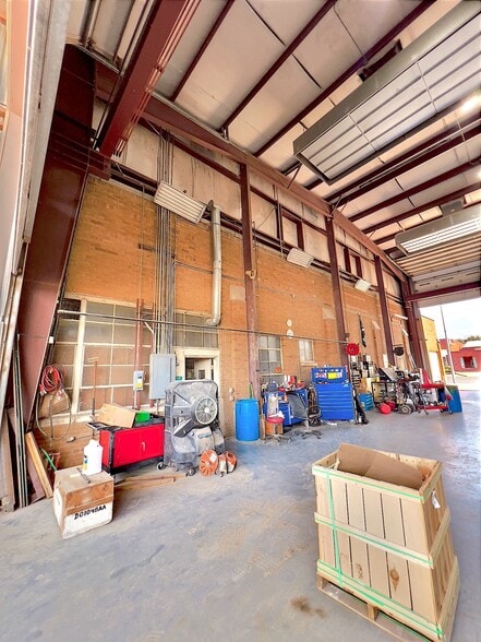 More Photos Of 401 S 10th St, Frederick Showroom For Sale