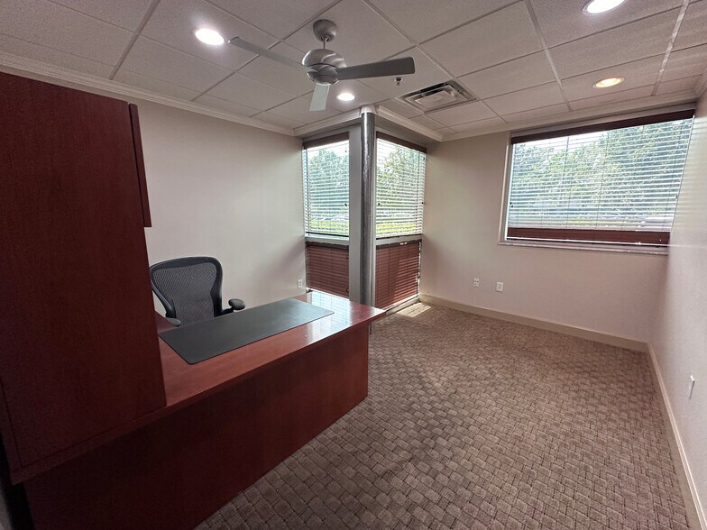More Photos Of 6314 Kingspointe Pky, Orlando Light Distribution For Lease