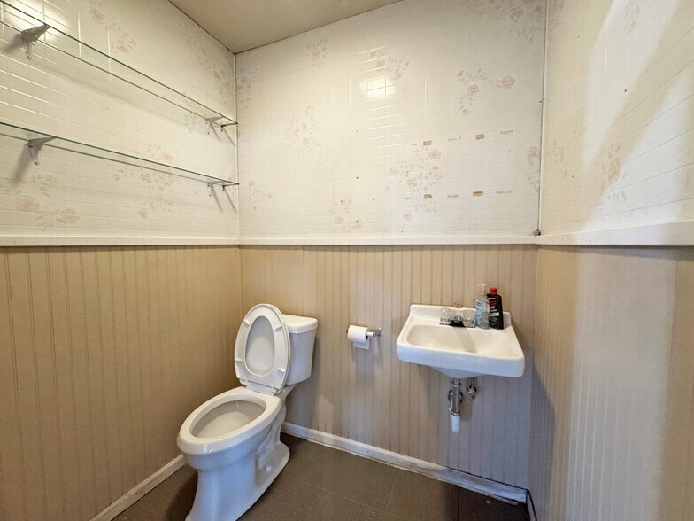 More Photos Of 1325 S Saint Louis Ave, Loveland Auto Repair For Sale