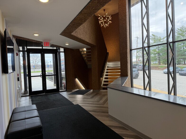 More Photos Of 13100 Manchester Rd, Des Peres Office For Lease