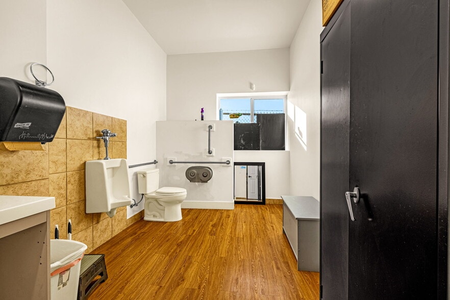 More Photos Of 282 Malibu St, Castle Rock Light Manufacturing For Sale