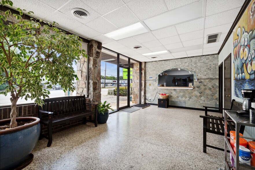 More Photos Of 6 N Avondale Rd, Avondale Estates General Retail For Sale