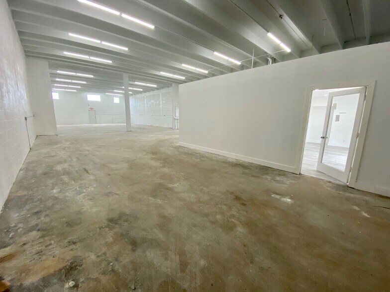 More Photos Of 242 W 21st St, Hialeah Warehouse For Lease