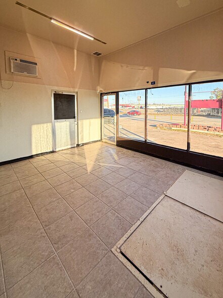 More Photos Of 12007 N I-35 Service Rd, Oklahoma City Service Station For Lease