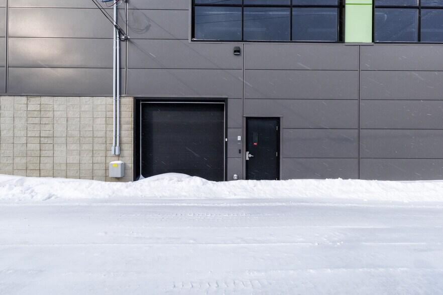 More Photos Of 100 Boul Ford, Châteauguay Freestanding For Sale