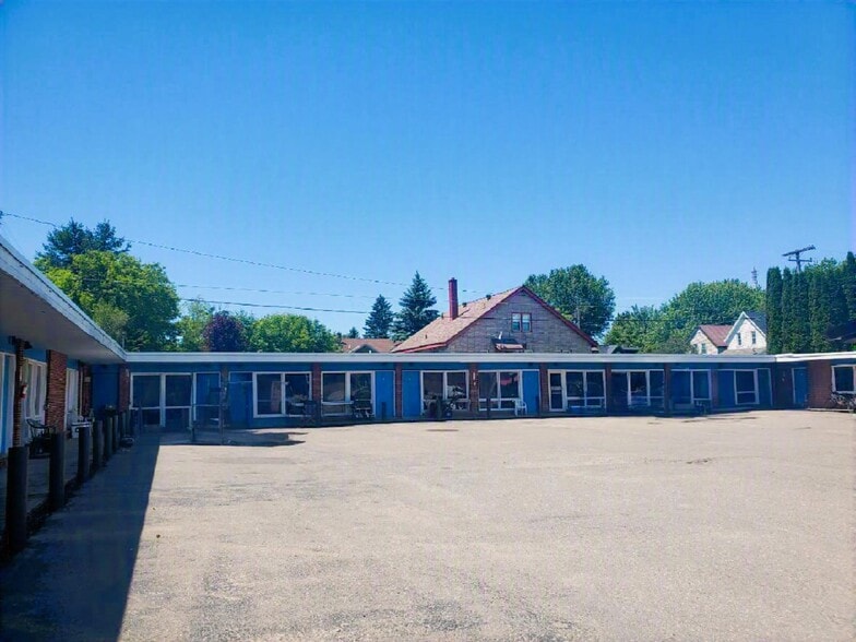 More Photos Of 1800 Ashmun St, Sault Sainte Marie Hotel For Sale