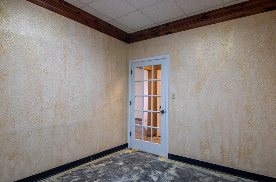 More Photos Of 1968 E Chestnut Expy, Springfield Office For Lease