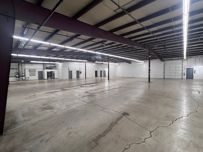 More Photos Of 1700 Landmark Rd, Aurora Warehouse For Lease