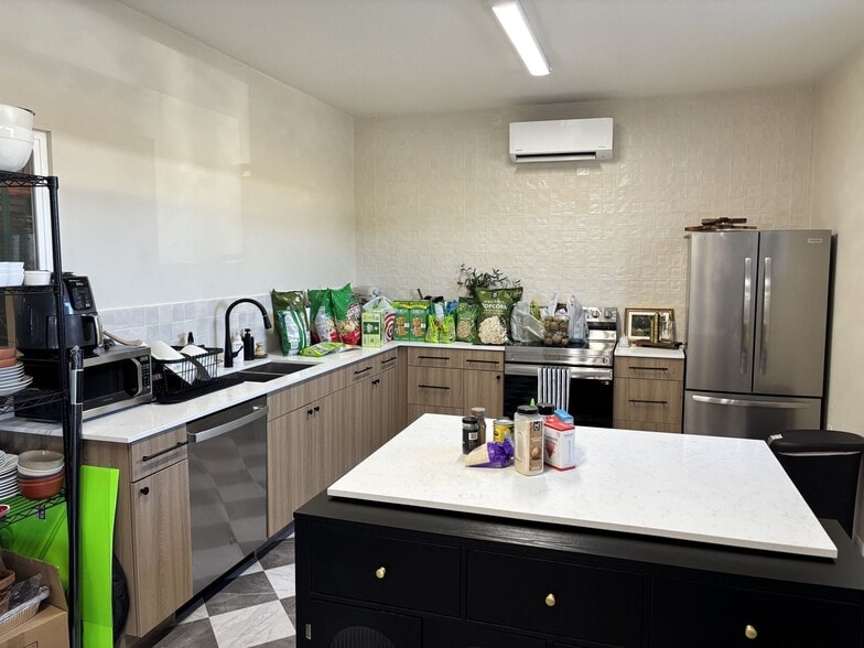 More Photos Of 181 W 2675 N, Layton Showroom For Lease