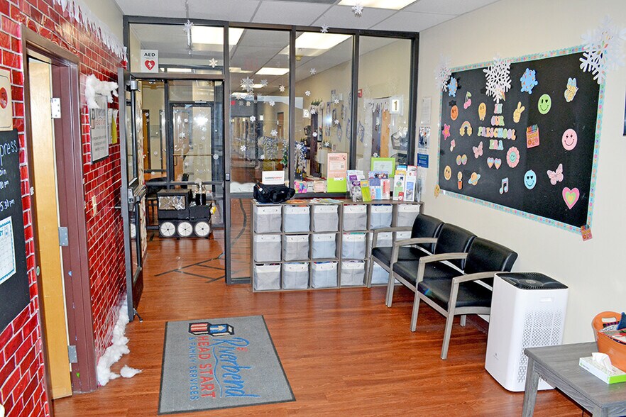 More Photos Of 2413 Corporate Ctr, Granite City General Retail For Sale