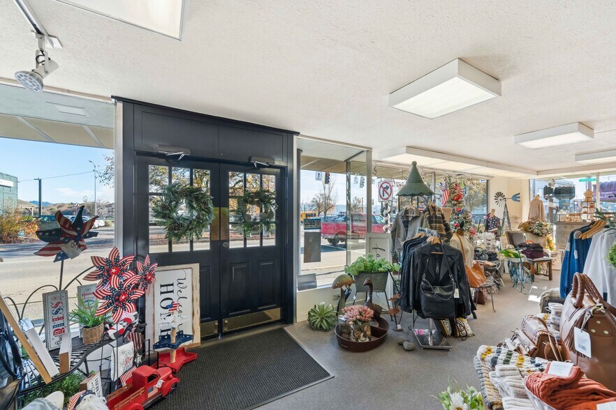 More Photos Of 171 S Broadway, Coos Bay General Retail For Sale